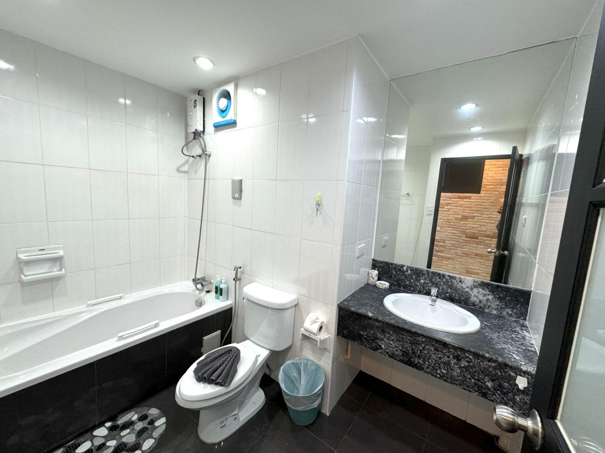 Patong Tower Apartment By Lofty Exterior foto